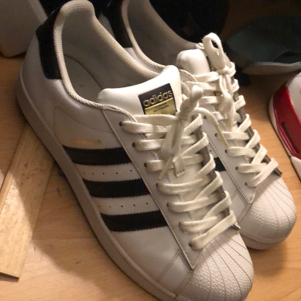 Selling these shoes don’t use them no more.